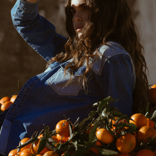 model with oranges